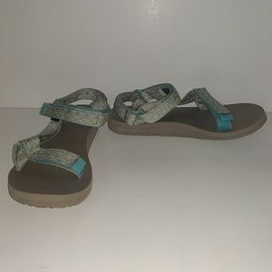 Womens Tevas GREAT CONDITION.